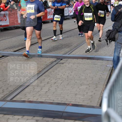 05.10.2025 - 20. swb-Marathon Bremen Yannick Fuchs http://msf.ph/oto/9225722 05.10.2025 11:00:19 Ziel 7177, 7621, 9603, 9611, 9672, 10345, 10489, 10889, 10919, 10985, 11026, 11050, 11125, 11600, 11713 meine-sportfotos.de