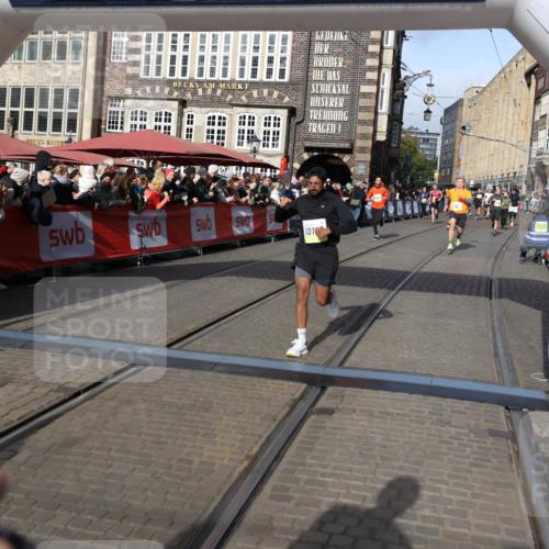 05.10.2025 - 20. swb-Marathon Bremen Yannick Fuchs http://msf.ph/oto/9225734 05.10.2025 10:57:03 Ziel 9669, 10105, 10145, 10397, 10867, 10924, 11168, 11274 meine-sportfotos.de