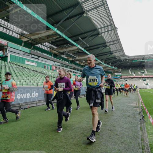 05.10.2025 - 20. swb-Marathon Bremen Michael Burmester http://msf.ph/oto/9225758 05.10.2025 10:41:28 Laufen im Stadion 7706, 8533, 9001, 9178, 9191, 9217, 9265, 9274, 9306, 9334, 9353, 9355, 9357, 9401, 9438, 9446, 9483, 9530, 9537, 9538, 9589, 9599, 9605, 9617, 9632, 9685, 9702, 9757, 9764, 9774, 9836, 9837, 9853, 9874, 9877, 9887, 9892, 9907, 9982, 10051, 10095, 10100, 10101, 10125, 10132, 10148, 10152, 10197, 10212, 10214, 10223, 10235, 10236, 10249, 10295, 10330, 10332, 10333, 10458, 10550, 10582, 10585, 10614, 10632, 10706, 10937, 10998, 11037, 11232, 11379, 11405, 11437 meine-sportfotos.de