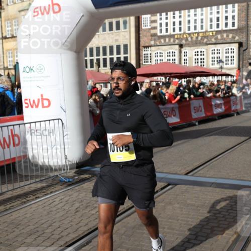 05.10.2025 - 20. swb-Marathon Bremen Yannick Fuchs http://msf.ph/oto/9225763 05.10.2025 10:57:04 Ziel 9451, 9669, 10105, 10397, 10867, 10924, 11168, 11274 meine-sportfotos.de