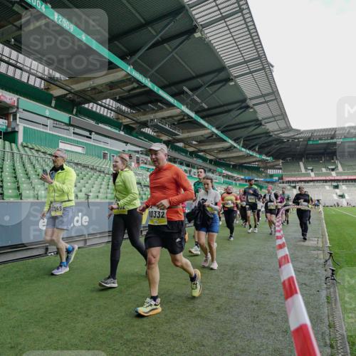 05.10.2025 - 20. swb-Marathon Bremen Michael Burmester http://msf.ph/oto/9225781 05.10.2025 10:41:34 Laufen im Stadion 7706, 8533, 9001, 9178, 9191, 9217, 9265, 9274, 9306, 9334, 9355, 9357, 9401, 9446, 9530, 9537, 9538, 9589, 9599, 9605, 9617, 9632, 9685, 9757, 9764, 9774, 9836, 9837, 9874, 9887, 9907, 9982, 10051, 10095, 10125, 10129, 10132, 10134, 10148, 10152, 10197, 10212, 10214, 10223, 10235, 10236, 10249, 10295, 10330, 10332, 10333, 10458, 10522, 10550, 10582, 10585, 10614, 10632, 10706, 10815, 10937, 10998, 11037, 11232, 11379, 11405, 11437 meine-sportfotos.de