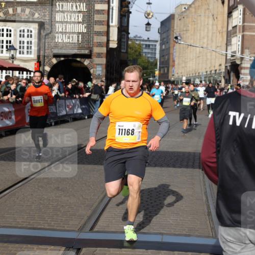05.10.2025 - 20. swb-Marathon Bremen Yannick Fuchs http://msf.ph/oto/9225792 05.10.2025 10:57:05 Ziel 9451, 9669, 10105, 10397, 10867, 10924, 11168, 11274 meine-sportfotos.de