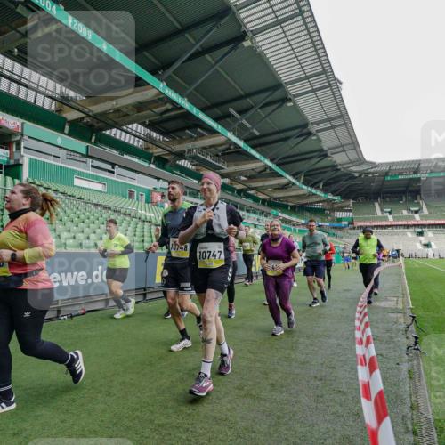 05.10.2025 - 20. swb-Marathon Bremen Michael Burmester http://msf.ph/oto/9225799 05.10.2025 10:41:37 Laufen im Stadion 8533, 9001, 9178, 9191, 9217, 9265, 9274, 9306, 9334, 9355, 9357, 9401, 9530, 9537, 9538, 9589, 9599, 9605, 9617, 9632, 9649, 9685, 9757, 9764, 9774, 9836, 9837, 9874, 9887, 9907, 9982, 10051, 10095, 10125, 10129, 10132, 10134, 10148, 10152, 10189, 10197, 10212, 10214, 10223, 10235, 10236, 10249, 10295, 10330, 10332, 10333, 10458, 10522, 10550, 10582, 10585, 10614, 10632, 10706, 10722, 10815, 10937, 10998, 11037, 11056, 11097, 11232, 11379, 11405, 11437, 11473, 7706 meine-sportfotos.de