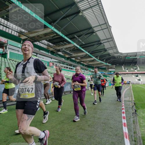 05.10.2025 - 20. swb-Marathon Bremen Michael Burmester http://msf.ph/oto/9225802 05.10.2025 10:41:38 Laufen im Stadion 8533, 9001, 9178, 9191, 9217, 9265, 9274, 9306, 9334, 9355, 9357, 9401, 9530, 9538, 9589, 9599, 9605, 9617, 9632, 9649, 9685, 9757, 9764, 9774, 9836, 9837, 9874, 9887, 9907, 9982, 10051, 10095, 10125, 10129, 10132, 10134, 10148, 10152, 10189, 10197, 10212, 10214, 10223, 10235, 10236, 10249, 10295, 10330, 10332, 10333, 10458, 10522, 10550, 10582, 10585, 10614, 10632, 10706, 10722, 10815, 10937, 10998, 11037, 11056, 11097, 11232, 11379, 11405, 11437, 11473, 7706, 9001 meine-sportfotos.de