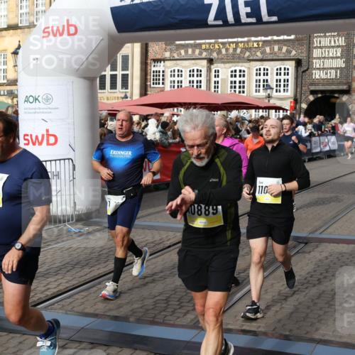 05.10.2025 - 20. swb-Marathon Bremen Yannick Fuchs http://msf.ph/oto/9225816 05.10.2025 11:00:22 Ziel 7177, 7621, 9495, 9672, 10345, 10889, 10919, 10985, 11050, 11063, 11125, 11600, 11713 meine-sportfotos.de