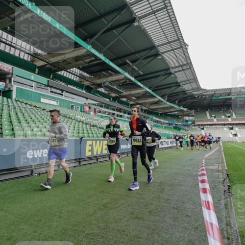 05.10.2025 - 20. swb-Marathon Bremen Michael Burmester http://msf.ph/oto/9225826 05.10.2025 10:41:47 Laufen im Stadion 7069, 8533, 9217, 9265, 9274, 9357, 9401, 9538, 9589, 9599, 9632, 9649, 9757, 9774, 9836, 9837, 9874, 9887, 9907, 9982, 10051, 10095, 10125, 10129, 10132, 10134, 10148, 10152, 10189, 10197, 10212, 10214, 10223, 10235, 10236, 10248, 10249, 10295, 10330, 10332, 10333, 10458, 10499, 10522, 10582, 10585, 10614, 10632, 10706, 10722, 10815, 10937, 10998, 11037, 11056, 11097, 11232, 11379, 11405, 11437, 11473, 11584, 7706, 9001, 9178, 9191, 9217 meine-sportfotos.de