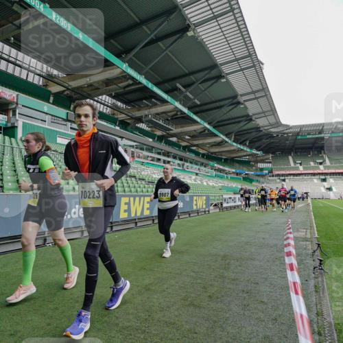 05.10.2025 - 20. swb-Marathon Bremen Michael Burmester http://msf.ph/oto/9225828 05.10.2025 10:41:48 Laufen im Stadion 7069, 8533, 9265, 9274, 9357, 9401, 9538, 9599, 9632, 9649, 9757, 9774, 9836, 9837, 9874, 9887, 9907, 9982, 10051, 10095, 10125, 10129, 10132, 10134, 10148, 10152, 10189, 10197, 10212, 10214, 10223, 10235, 10236, 10248, 10249, 10295, 10330, 10332, 10333, 10458, 10499, 10522, 10582, 10585, 10614, 10632, 10706, 10722, 10815, 10937, 10943, 10998, 11037, 11056, 11097, 11232, 11379, 11395, 11405, 11437, 11473, 11584, 7706, 9001, 9178, 9191, 9217 meine-sportfotos.de