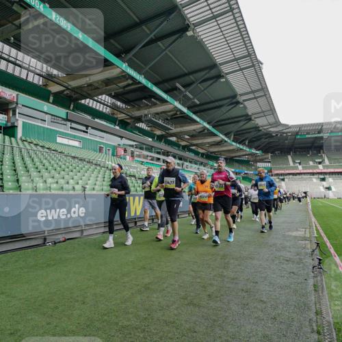 05.10.2025 - 20. swb-Marathon Bremen Michael Burmester http://msf.ph/oto/9225835 05.10.2025 10:41:54 Laufen im Stadion 7069, 8533, 8865, 9265, 9274, 9357, 9401, 9519, 9538, 9632, 9649, 9798, 9815, 9836, 9837, 9887, 9907, 9982, 10031, 10051, 10082, 10087, 10095, 10125, 10129, 10132, 10134, 10148, 10152, 10189, 10197, 10212, 10214, 10223, 10239, 10248, 10249, 10295, 10330, 10332, 10333, 10499, 10522, 10582, 10614, 10706, 10722, 10815, 10937, 10943, 10998, 11037, 11056, 11097, 11206, 11232, 11379, 11395, 11405, 11437, 11473, 11584, 11634, 7706, 9001, 9178, 9191, 9217, 9274 meine-sportfotos.de
