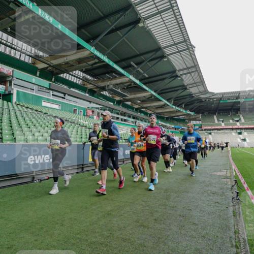 05.10.2025 - 20. swb-Marathon Bremen Michael Burmester http://msf.ph/oto/9225840 05.10.2025 10:41:55 Laufen im Stadion 7069, 8533, 8865, 9265, 9357, 9401, 9519, 9538, 9632, 9649, 9798, 9815, 9836, 9837, 9887, 9907, 9982, 10031, 10051, 10082, 10087, 10095, 10125, 10129, 10132, 10134, 10148, 10152, 10189, 10197, 10212, 10214, 10223, 10239, 10248, 10249, 10295, 10330, 10332, 10333, 10499, 10522, 10582, 10614, 10706, 10722, 10815, 10824, 10937, 10943, 10998, 11037, 11056, 11097, 11206, 11232, 11379, 11395, 11405, 11437, 11473, 11584, 11634, 7706, 9001, 9178, 9191, 9217, 9274 meine-sportfotos.de
