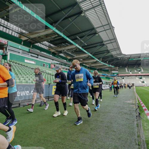 05.10.2025 - 20. swb-Marathon Bremen Michael Burmester http://msf.ph/oto/9225856 05.10.2025 10:41:57 Laufen im Stadion 7069, 8533, 8865, 9265, 9357, 9401, 9519, 9538, 9632, 9648, 9649, 9798, 9815, 9836, 9837, 9887, 9907, 9982, 10031, 10051, 10082, 10087, 10095, 10125, 10129, 10132, 10134, 10148, 10152, 10189, 10197, 10212, 10214, 10223, 10239, 10248, 10249, 10264, 10295, 10330, 10332, 10333, 10499, 10522, 10582, 10614, 10706, 10722, 10815, 10824, 10937, 10943, 10998, 11037, 11056, 11097, 11206, 11232, 11379, 11395, 11405, 11437, 11473, 11584, 11634, 9001, 9178, 9191, 9217, 9274 meine-sportfotos.de