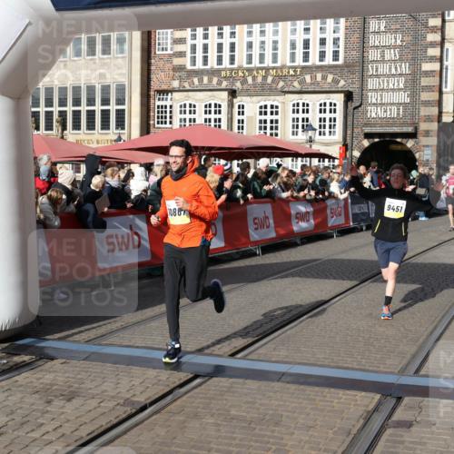 05.10.2025 - 20. swb-Marathon Bremen Yannick Fuchs http://msf.ph/oto/9225860 05.10.2025 10:57:07 Ziel 9451, 9669, 9937, 10069, 10105, 10397, 10867, 11168, 11274 meine-sportfotos.de