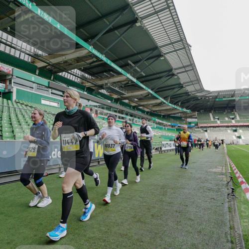 05.10.2025 - 20. swb-Marathon Bremen Michael Burmester http://msf.ph/oto/9225865 05.10.2025 10:41:58 Laufen im Stadion 7069, 8533, 8865, 9265, 9357, 9401, 9519, 9538, 9632, 9648, 9649, 9798, 9815, 9836, 9837, 9887, 9907, 9982, 10031, 10051, 10082, 10087, 10095, 10125, 10129, 10132, 10134, 10148, 10152, 10189, 10197, 10212, 10214, 10223, 10239, 10248, 10249, 10264, 10330, 10332, 10333, 10499, 10522, 10614, 10706, 10722, 10815, 10824, 10937, 10943, 10998, 11037, 11056, 11097, 11142, 11206, 11232, 11379, 11395, 11405, 11437, 11473, 11584, 11634, 9001, 9178, 9191, 9217, 9274, 11261 meine-sportfotos.de