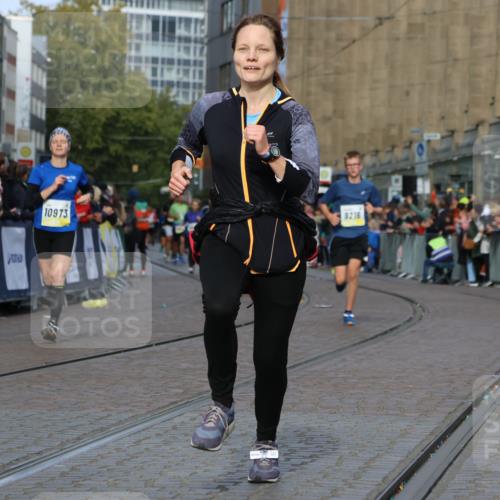 05.10.2025 - 20. swb-Marathon Bremen Strokosch-Dieckow http://msf.ph/oto/9225872 05.10.2025 10:48:57 Ziel 9216, 9255, 9317, 9583, 10733, 10877, 10973, 11248 meine-sportfotos.de
