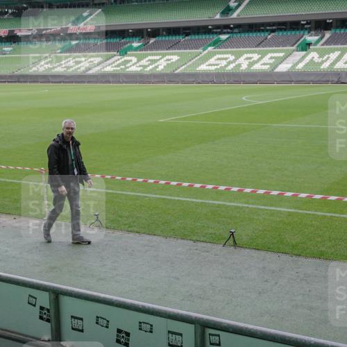 05.10.2025 - 20. swb-Marathon Bremen Michael Burmester http://msf.ph/oto/9225902 05.10.2025 09:53:33 Laufen im Stadion  meine-sportfotos.de