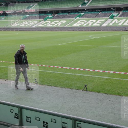 05.10.2025 - 20. swb-Marathon Bremen Michael Burmester http://msf.ph/oto/9225905 05.10.2025 09:53:33 Laufen im Stadion  meine-sportfotos.de