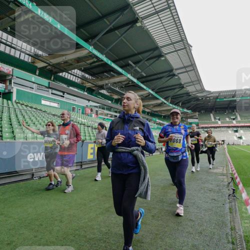 05.10.2025 - 20. swb-Marathon Bremen Michael Burmester http://msf.ph/oto/9225914 05.10.2025 10:42:12 Laufen im Stadion 7069, 8533, 8865, 9212, 9276, 9519, 9632, 9648, 9649, 9798, 9815, 9836, 9837, 9907, 9945, 9972, 9982, 9999, 10031, 10082, 10087, 10125, 10129, 10132, 10134, 10148, 10189, 10214, 10223, 10239, 10248, 10264, 10333, 10365, 10366, 10415, 10499, 10522, 10684, 10706, 10722, 10815, 10824, 10937, 10943, 10998, 11037, 11056, 11097, 11126, 11142, 11172, 11206, 11232, 11379, 11395, 11405, 11437, 11473, 11584, 11634, 9274, 9357, 11261 meine-sportfotos.de