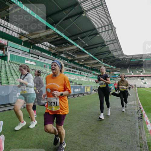 05.10.2025 - 20. swb-Marathon Bremen Michael Burmester http://msf.ph/oto/9225926 05.10.2025 10:42:13 Laufen im Stadion 7069, 8225, 8533, 8865, 9212, 9276, 9481, 9519, 9632, 9648, 9649, 9798, 9815, 9836, 9837, 9907, 9945, 9972, 9982, 9999, 10031, 10082, 10087, 10125, 10129, 10132, 10134, 10148, 10189, 10214, 10223, 10239, 10248, 10264, 10333, 10365, 10366, 10415, 10499, 10522, 10684, 10706, 10722, 10815, 10824, 10937, 10943, 10998, 11037, 11056, 11097, 11126, 11142, 11172, 11206, 11232, 11379, 11395, 11405, 11437, 11473, 11584, 11634, 9274, 9357, 11261 meine-sportfotos.de