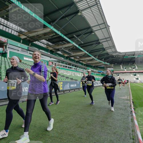 05.10.2025 - 20. swb-Marathon Bremen Michael Burmester http://msf.ph/oto/9225950 05.10.2025 10:42:24 Laufen im Stadion 7069, 8225, 8865, 9212, 9276, 9410, 9481, 9519, 9557, 9632, 9648, 9649, 9680, 9798, 9815, 9836, 9837, 9945, 9972, 9999, 10031, 10074, 10082, 10087, 10129, 10134, 10189, 10214, 10239, 10245, 10248, 10264, 10333, 10365, 10366, 10396, 10412, 10415, 10417, 10463, 10499, 10522, 10684, 10706, 10722, 10815, 10824, 10860, 10937, 10943, 10998, 11037, 11056, 11097, 11112, 11126, 11142, 11172, 11206, 11395, 11405, 11473, 11584, 11634, 8533, 9982, 10125, 10148, 10214 meine-sportfotos.de