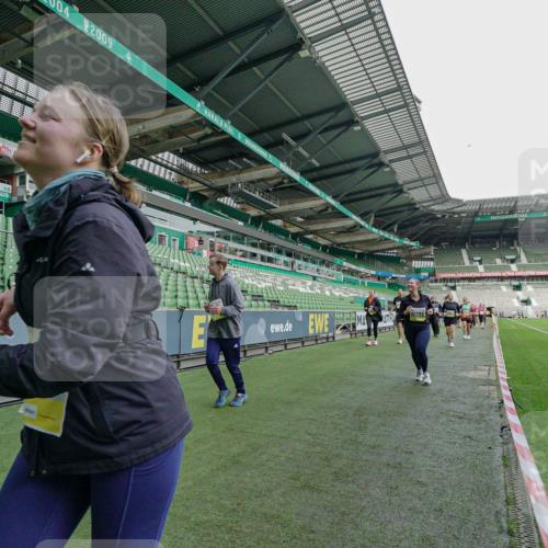 05.10.2025 - 20. swb-Marathon Bremen Michael Burmester http://msf.ph/oto/9225955 05.10.2025 10:42:25 Laufen im Stadion 7069, 8225, 8865, 9212, 9276, 9410, 9481, 9519, 9557, 9632, 9648, 9649, 9680, 9798, 9815, 9836, 9837, 9945, 9972, 9999, 10031, 10074, 10082, 10087, 10129, 10134, 10189, 10239, 10245, 10248, 10264, 10333, 10365, 10366, 10396, 10412, 10415, 10417, 10463, 10499, 10522, 10684, 10706, 10722, 10815, 10824, 10860, 10937, 10943, 10998, 11056, 11097, 11112, 11126, 11142, 11170, 11172, 11206, 11395, 11473, 11584, 11634, 8533, 9632, 9982, 10125, 10148, 10214, 10706, 10937 meine-sportfotos.de