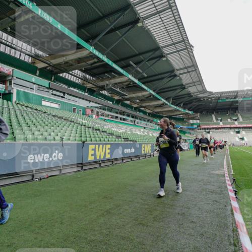 05.10.2025 - 20. swb-Marathon Bremen Michael Burmester http://msf.ph/oto/9225960 05.10.2025 10:42:26 Laufen im Stadion 7069, 8225, 8865, 9212, 9276, 9410, 9481, 9519, 9557, 9648, 9649, 9664, 9680, 9798, 9815, 9836, 9837, 9945, 9972, 9999, 10031, 10074, 10082, 10087, 10129, 10134, 10189, 10239, 10245, 10248, 10264, 10333, 10365, 10366, 10396, 10412, 10415, 10417, 10463, 10499, 10522, 10684, 10722, 10815, 10824, 10860, 10943, 10998, 11056, 11097, 11112, 11126, 11142, 11170, 11172, 11206, 11395, 11473, 11584, 11634, 8533, 9632, 9982, 10125, 10148, 10214, 10706, 10937, 10998 meine-sportfotos.de