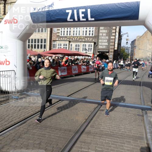 05.10.2025 - 20. swb-Marathon Bremen Yannick Fuchs http://msf.ph/oto/9225969 05.10.2025 10:57:09 Ziel 9451, 9797, 9937, 10069, 10105, 10867, 11168, 11435, 11566 meine-sportfotos.de