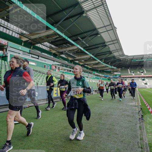 05.10.2025 - 20. swb-Marathon Bremen Michael Burmester http://msf.ph/oto/9226057 05.10.2025 10:43:22 Laufen im Stadion 9185, 9288, 9380, 9476, 9493, 9526, 9561, 9664, 9675, 9726, 9731, 9732, 9734, 9736, 9760, 9784, 9806, 9822, 9823, 9826, 9848, 9861, 9867, 9895, 9912, 10074, 10146, 10183, 10288, 10315, 10316, 10320, 10399, 10433, 10435, 10491, 10512, 10515, 10552, 10596, 10849, 10861, 10962, 10969, 11030, 11073, 11083, 11113, 11157, 11161, 11170, 11215, 11240, 11242, 11285, 11331, 11404, 11536, 8225, 9212, 9276, 9481, 9945, 9972 meine-sportfotos.de