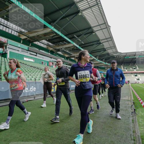 05.10.2025 - 20. swb-Marathon Bremen Michael Burmester http://msf.ph/oto/9226068 05.10.2025 10:43:26 Laufen im Stadion 9185, 9273, 9288, 9380, 9476, 9493, 9526, 9561, 9664, 9675, 9726, 9731, 9732, 9734, 9736, 9760, 9784, 9806, 9819, 9822, 9823, 9826, 9848, 9861, 9867, 9895, 9911, 9912, 9984, 10146, 10183, 10288, 10315, 10316, 10320, 10399, 10433, 10435, 10491, 10512, 10515, 10552, 10596, 10831, 10849, 10861, 10962, 10969, 11030, 11073, 11083, 11113, 11157, 11161, 11215, 11240, 11242, 11285, 11331, 11345, 11404, 11536, 8225, 9212, 9276, 9481, 9945 meine-sportfotos.de