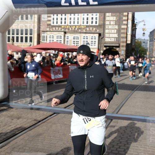 05.10.2025 - 20. swb-Marathon Bremen Yannick Fuchs http://msf.ph/oto/9226112 05.10.2025 10:57:13 Ziel 5172, 9231, 9314, 9451, 9797, 9937, 10069, 10867, 11435, 11566 meine-sportfotos.de
