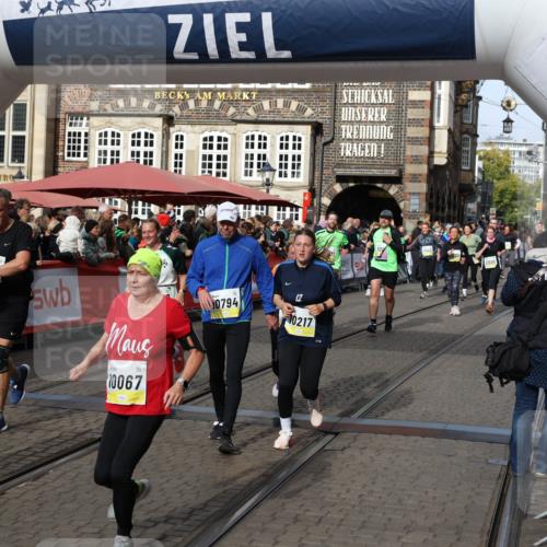 05.10.2025 - 20. swb-Marathon Bremen Yannick Fuchs http://msf.ph/oto/9226140 05.10.2025 11:00:34 Ziel 7215, 9173, 10067, 10071, 10217, 10504, 10794, 10930, 11424, 11595, 11619, 11699 meine-sportfotos.de
