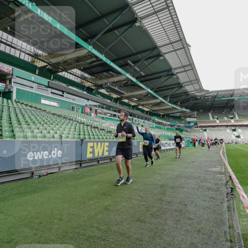 05.10.2025 - 20. swb-Marathon Bremen Michael Burmester http://msf.ph/oto/9226159 05.10.2025 10:44:20 Laufen im Stadion 7007, 8844, 9011, 9012, 9273, 9303, 9373, 9374, 9386, 9453, 9470, 9479, 9572, 9631, 9667, 9724, 9819, 9911, 9984, 10036, 10040, 10273, 10280, 10320, 10355, 10364, 10440, 10441, 10442, 10448, 10540, 10574, 10665, 10705, 10707, 10831, 10839, 10984, 11027, 11072, 11088, 11135, 11191, 11204, 11252, 11293, 11318, 11345, 11381, 11385, 11388, 11448, 11539, 11544, 11548, 11560, 11568, 11635, 9380, 9561, 9895, 10183, 10288, 10399, 10435, 10512, 10552 meine-sportfotos.de