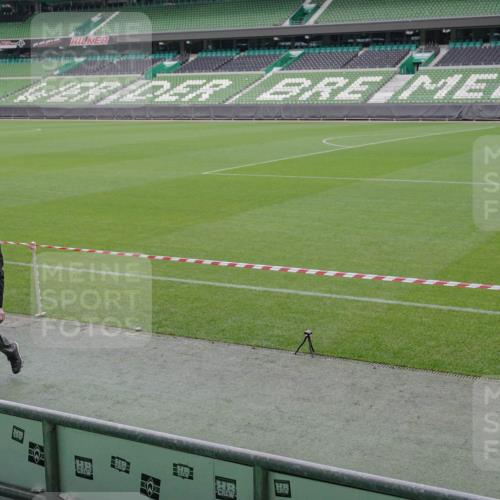 05.10.2025 - 20. swb-Marathon Bremen Michael Burmester http://msf.ph/oto/9226201 05.10.2025 10:08:58 Laufen im Stadion  meine-sportfotos.de