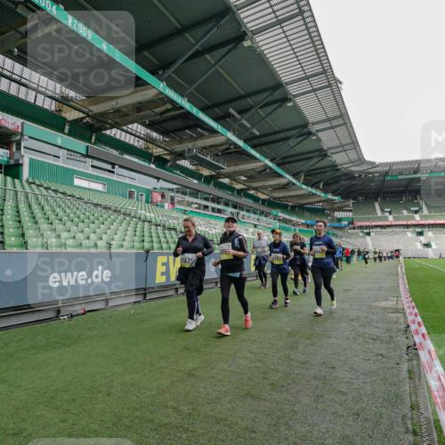 05.10.2025 - 20. swb-Marathon Bremen Michael Burmester http://msf.ph/oto/9226214 05.10.2025 10:44:42 Laufen im Stadion 7007, 7109, 8844, 9012, 9264, 9303, 9342, 9373, 9374, 9441, 9453, 9479, 9567, 9572, 9631, 9667, 9767, 9768, 9899, 9948, 9970, 10114, 10115, 10190, 10273, 10339, 10340, 10355, 10364, 10379, 10440, 10441, 10442, 10622, 10647, 10665, 10846, 10984, 11060, 11072, 11085, 11117, 11118, 11139, 11252, 11293, 11318, 11367, 11378, 11381, 11385, 11407, 11448, 11544, 11557, 11560, 11568, 11635, 9011, 9273, 9373, 9374, 9386, 9470, 9819, 9911, 9984, 10036 meine-sportfotos.de
