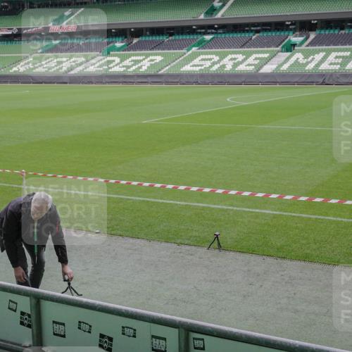 05.10.2025 - 20. swb-Marathon Bremen Michael Burmester http://msf.ph/oto/9226279 05.10.2025 10:09:08 Laufen im Stadion  meine-sportfotos.de
