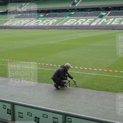 05.10.2025 - 20. swb-Marathon Bremen Michael Burmester http://msf.ph/oto/9226342 05.10.2025 10:09:14 Laufen im Stadion  meine-sportfotos.de