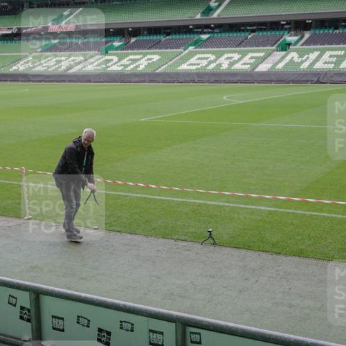 05.10.2025 - 20. swb-Marathon Bremen Michael Burmester http://msf.ph/oto/9226369 05.10.2025 10:09:18 Laufen im Stadion  meine-sportfotos.de