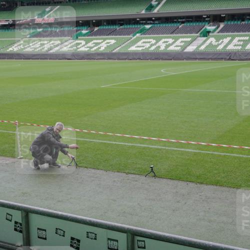 05.10.2025 - 20. swb-Marathon Bremen Michael Burmester http://msf.ph/oto/9226426 05.10.2025 10:09:21 Laufen im Stadion  meine-sportfotos.de