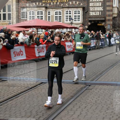 05.10.2025 - 20. swb-Marathon Bremen Yannick Fuchs http://msf.ph/oto/9226442 05.10.2025 11:00:44 Ziel 7178, 9177, 9271, 9272, 9531, 10063, 10079, 10518, 11003, 11071, 11162, 11255, 11511, 11534, 11595, 11610 meine-sportfotos.de