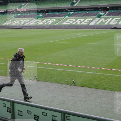05.10.2025 - 20. swb-Marathon Bremen Michael Burmester http://msf.ph/oto/9226453 05.10.2025 10:09:31 Laufen im Stadion  meine-sportfotos.de