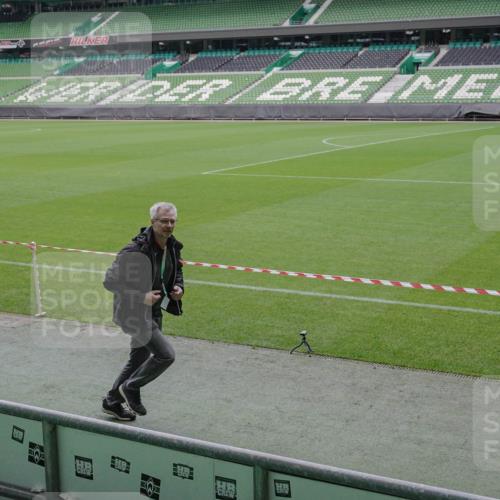 05.10.2025 - 20. swb-Marathon Bremen Michael Burmester http://msf.ph/oto/9226462 05.10.2025 10:09:31 Laufen im Stadion  meine-sportfotos.de