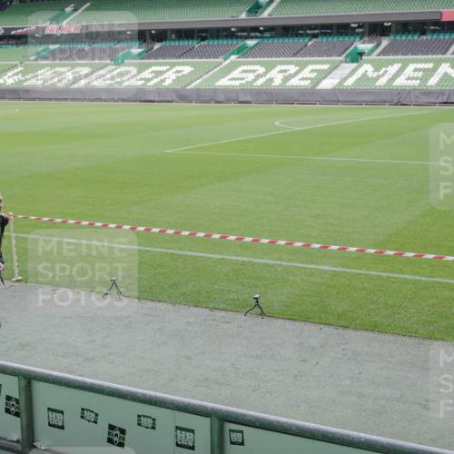 05.10.2025 - 20. swb-Marathon Bremen Michael Burmester http://msf.ph/oto/9226510 05.10.2025 10:12:40 Laufen im Stadion  meine-sportfotos.de