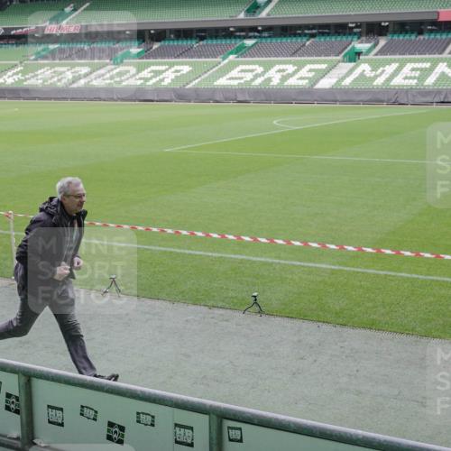 05.10.2025 - 20. swb-Marathon Bremen Michael Burmester http://msf.ph/oto/9226521 05.10.2025 10:12:40 Laufen im Stadion  meine-sportfotos.de