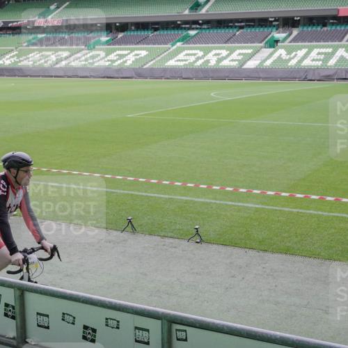 05.10.2025 - 20. swb-Marathon Bremen Michael Burmester http://msf.ph/oto/9226580 05.10.2025 10:14:56 Laufen im Stadion  meine-sportfotos.de