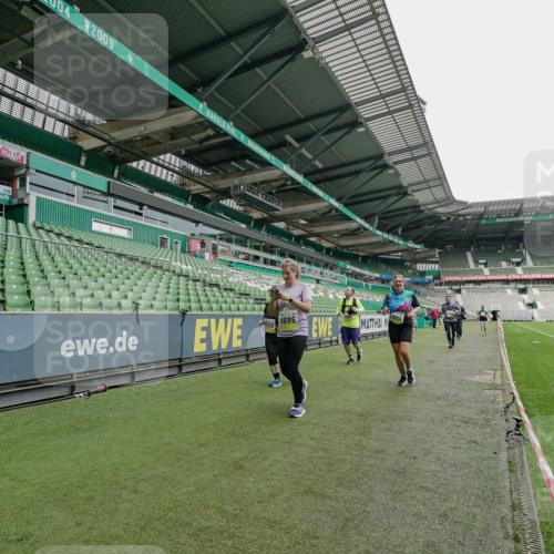 05.10.2025 - 20. swb-Marathon Bremen Michael Burmester http://msf.ph/oto/9226583 05.10.2025 10:46:38 Laufen im Stadion 7014, 7410, 9301, 9465, 9640, 9695, 9818, 9869, 9891, 9959, 10220, 10312, 10450, 10465, 10564, 10575, 10635, 10721, 10736, 10756, 10832, 10949, 10994, 11008, 11082, 11107, 11182, 11247, 11358, 11440, 11555, 11652, 11653, 9420, 9643, 9838, 10023, 10083, 10201, 10496, 10759, 10976, 11020, 11029, 11036, 11068, 11332, 11438 meine-sportfotos.de