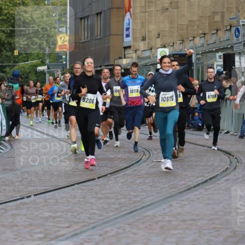 05.10.2025 - 20. swb-Marathon Bremen Strokosch-Dieckow http://msf.ph/oto/9226594 05.10.2025 10:49:18 Ziel 9206, 9333, 9435, 9708, 10118, 10519, 10715, 10735, 11057, 11319, 11598, 11672 meine-sportfotos.de