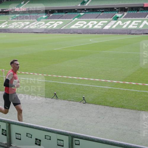 05.10.2025 - 20. swb-Marathon Bremen Michael Burmester http://msf.ph/oto/9226596 05.10.2025 10:15:00 Laufen im Stadion 35 meine-sportfotos.de