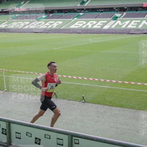 05.10.2025 - 20. swb-Marathon Bremen Michael Burmester http://msf.ph/oto/9226604 05.10.2025 10:15:00 Laufen im Stadion 35 meine-sportfotos.de
