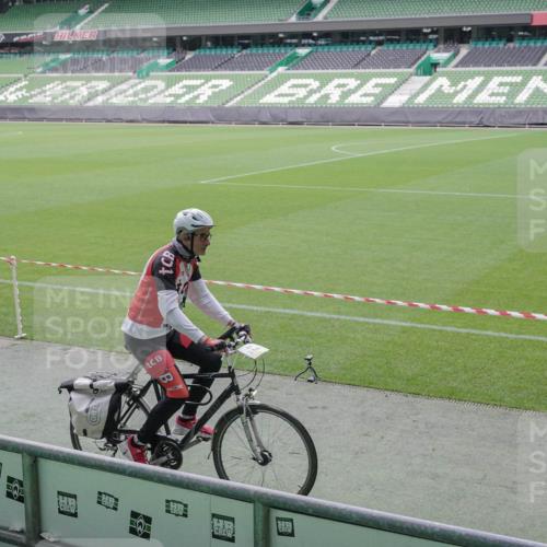 05.10.2025 - 20. swb-Marathon Bremen Michael Burmester http://msf.ph/oto/9226627 05.10.2025 10:15:44 Laufen im Stadion 2, 35 meine-sportfotos.de