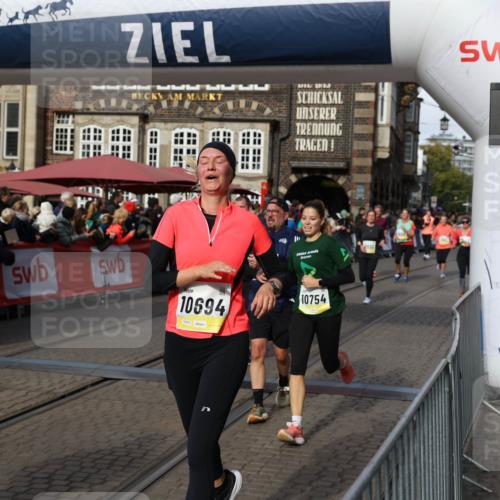 05.10.2025 - 20. swb-Marathon Bremen Yannick Fuchs http://msf.ph/oto/9226637 05.10.2025 10:57:45 Ziel 9309, 9372, 9585, 9625, 9747, 9904, 9914, 9943, 9962, 10139, 10250, 10555, 10694, 10739, 10754, 11352, 11360, 11583 meine-sportfotos.de