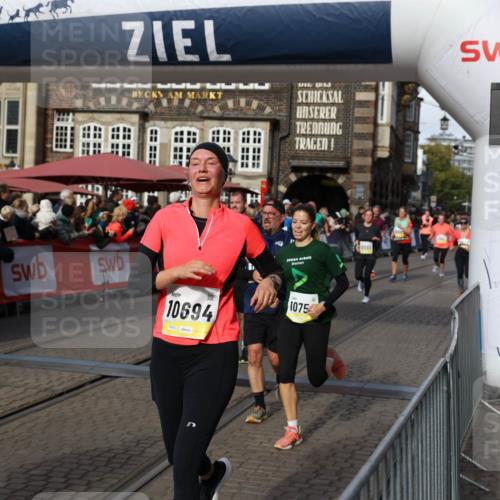 05.10.2025 - 20. swb-Marathon Bremen Yannick Fuchs http://msf.ph/oto/9226643 05.10.2025 10:57:45 Ziel 9309, 9372, 9585, 9625, 9747, 9904, 9914, 9943, 9962, 10139, 10250, 10555, 10694, 10739, 10754, 11352, 11360, 11583 meine-sportfotos.de