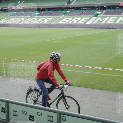 05.10.2025 - 20. swb-Marathon Bremen Michael Burmester http://msf.ph/oto/9226649 05.10.2025 10:15:57 Laufen im Stadion 2, 33, 35, 35 meine-sportfotos.de